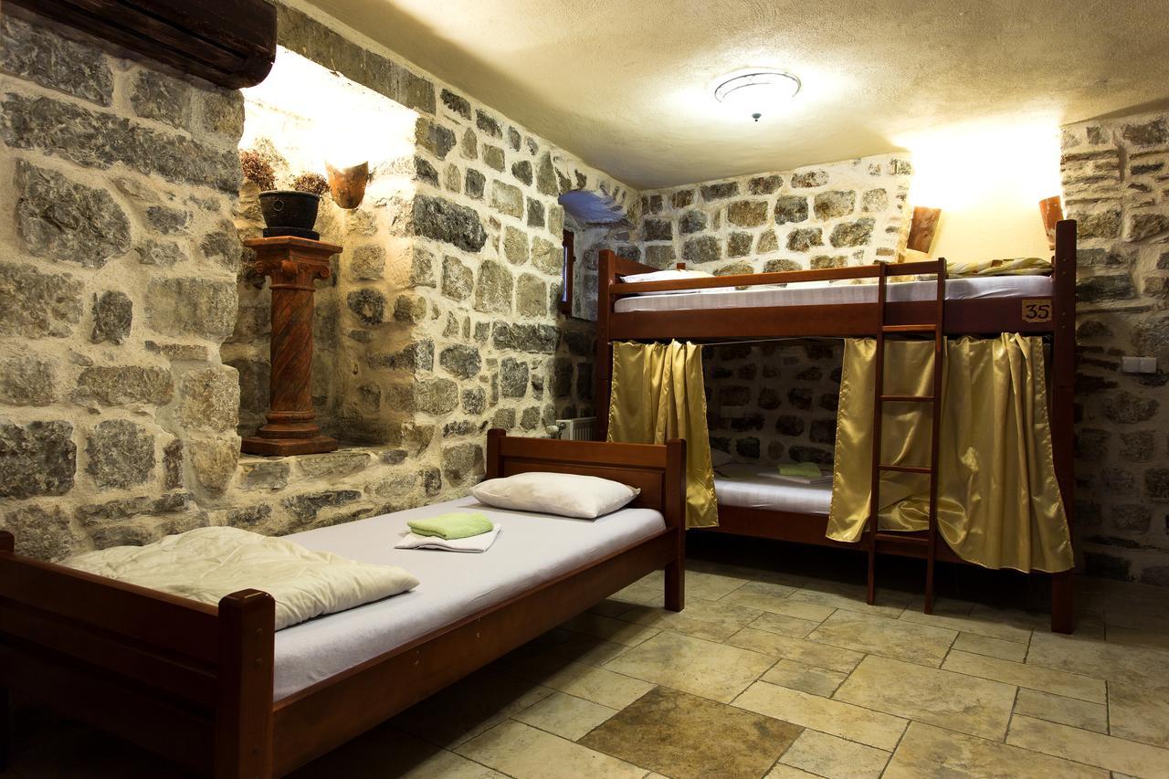 Old Town Youth Hostel โกตอร์ ภายนอก รูปภาพ
