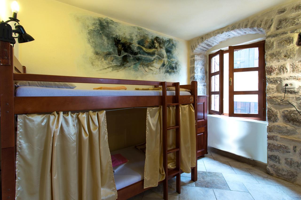 Old Town Youth Hostel โกตอร์ ภายนอก รูปภาพ