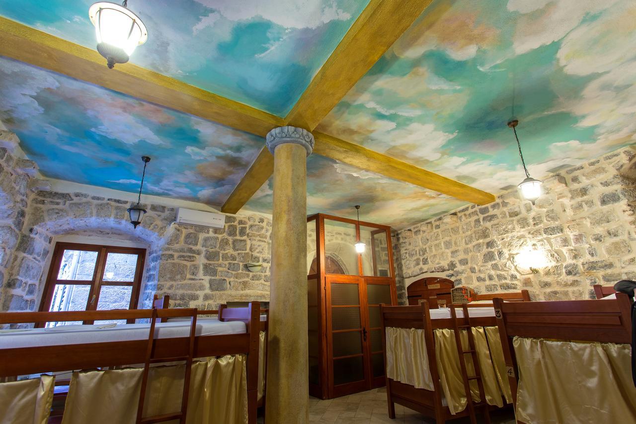 Old Town Youth Hostel โกตอร์ ภายนอก รูปภาพ